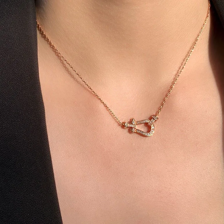 European and American popular horseshoe buckle necklace high-end micro-inlaid niche light luxury clavicle chain