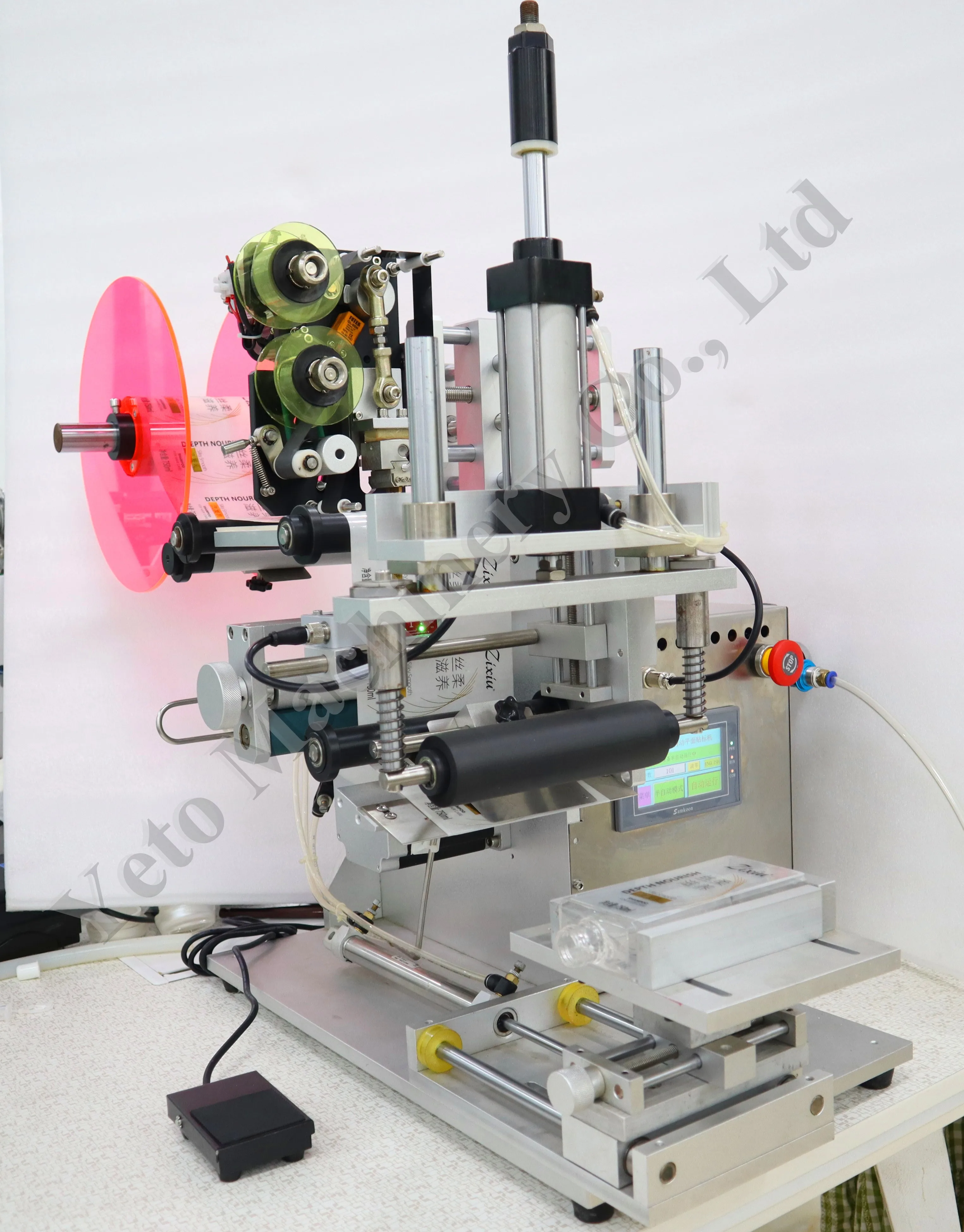 Liner Device Horizontal Sticking Cosmetic Barcode Crayons Container Bottom Flat Labeling Machine with Transparent Label Sensor