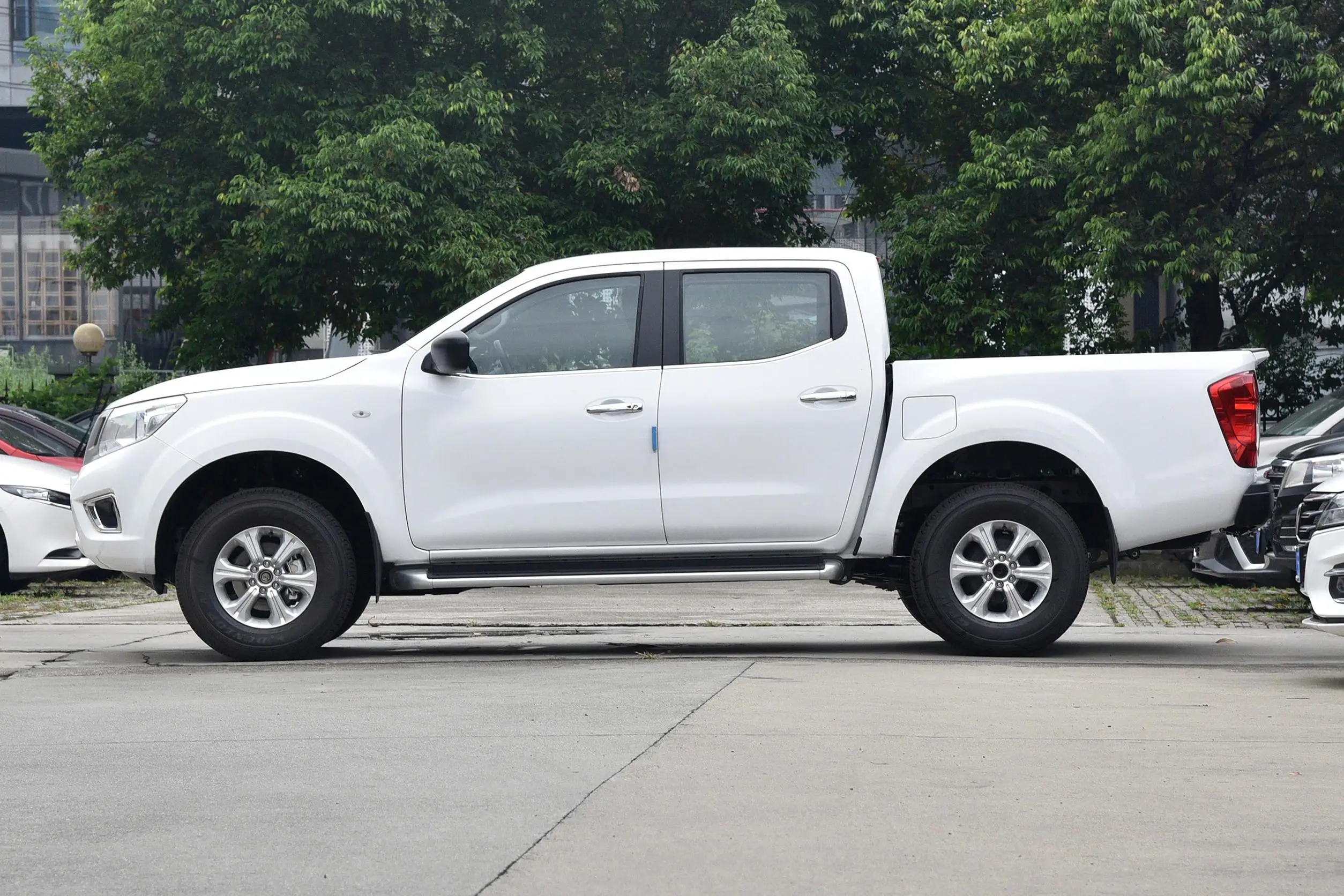 Лидер продаж дизельный пикап toyota hilux 4x4 nissan navara d40 подержанные автомобили оптом в Японии