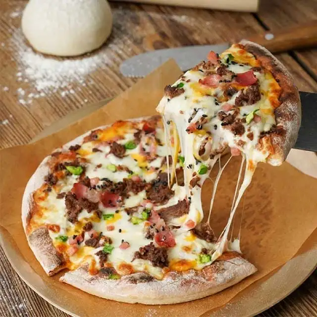 Корейская замороженная пицца Bulgogi с добавлением перца и сыра mozzarella делает лучшую