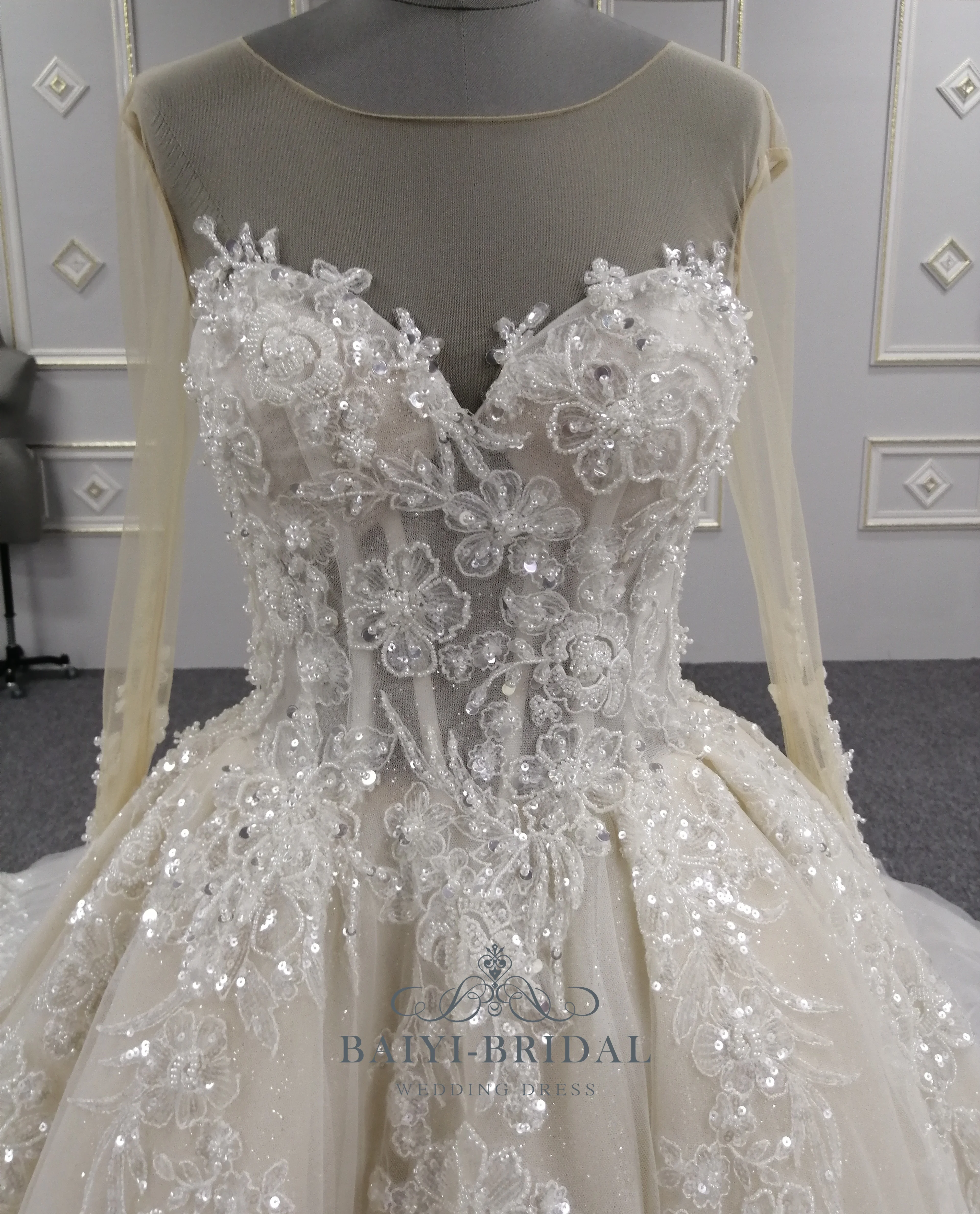 2021 Fashion style bridal gown elegant appliques shiny ball gown wedding dress