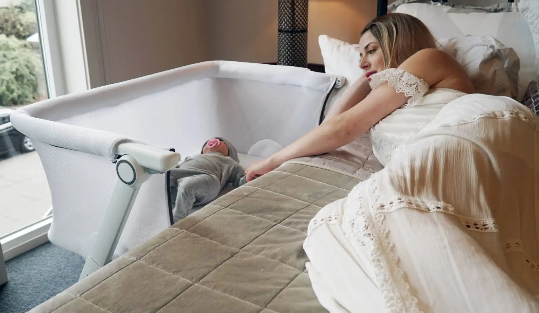 
Latest Design Hot Sale Lightweight Mesh Bassinet & Bedside Sleeper Baby Crib 