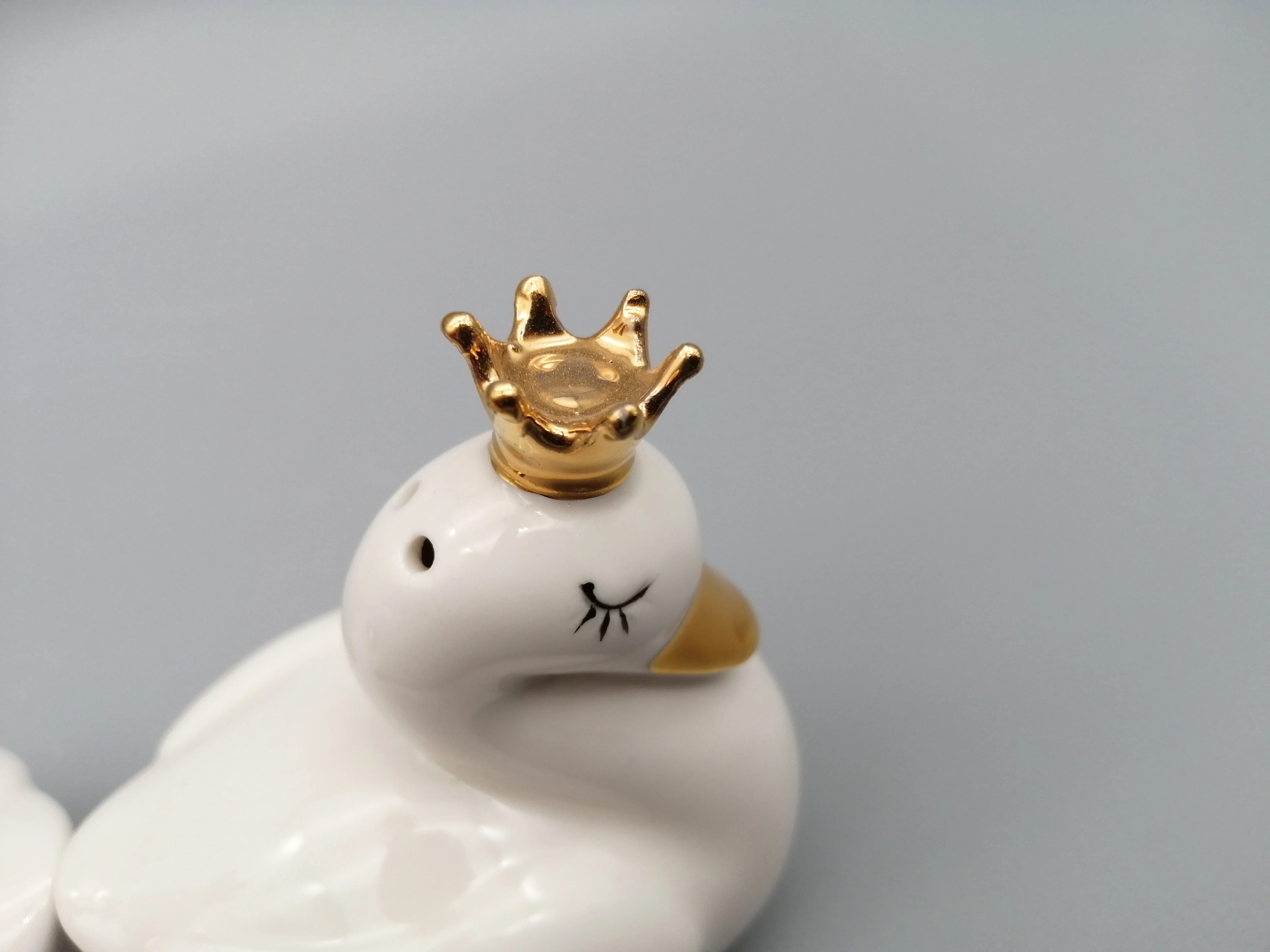 Wholesale price home decor white porcelain swan wih gold crown