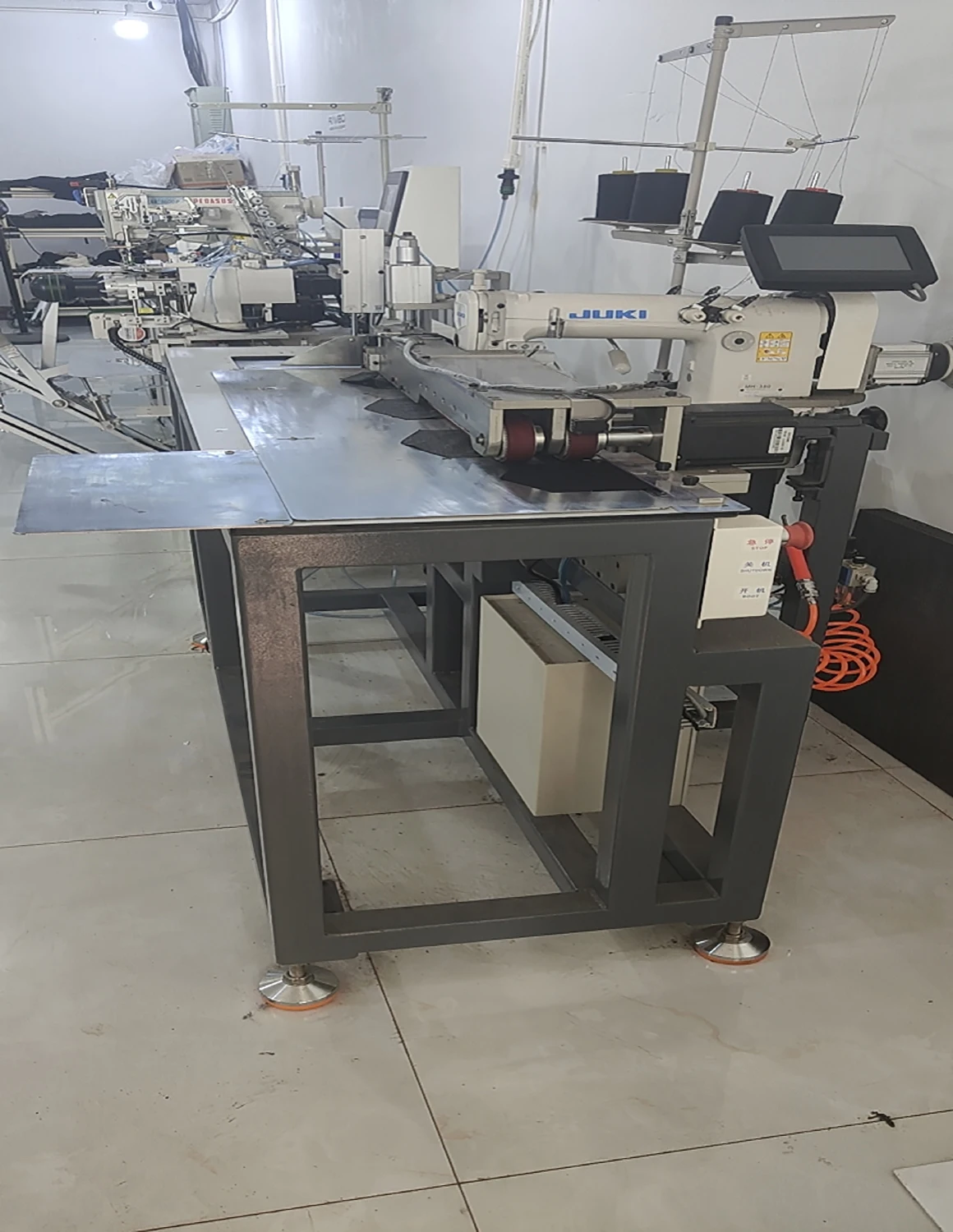 Jeans equipment pocket rolling machine /A machine that rolls up the pockets of jeans