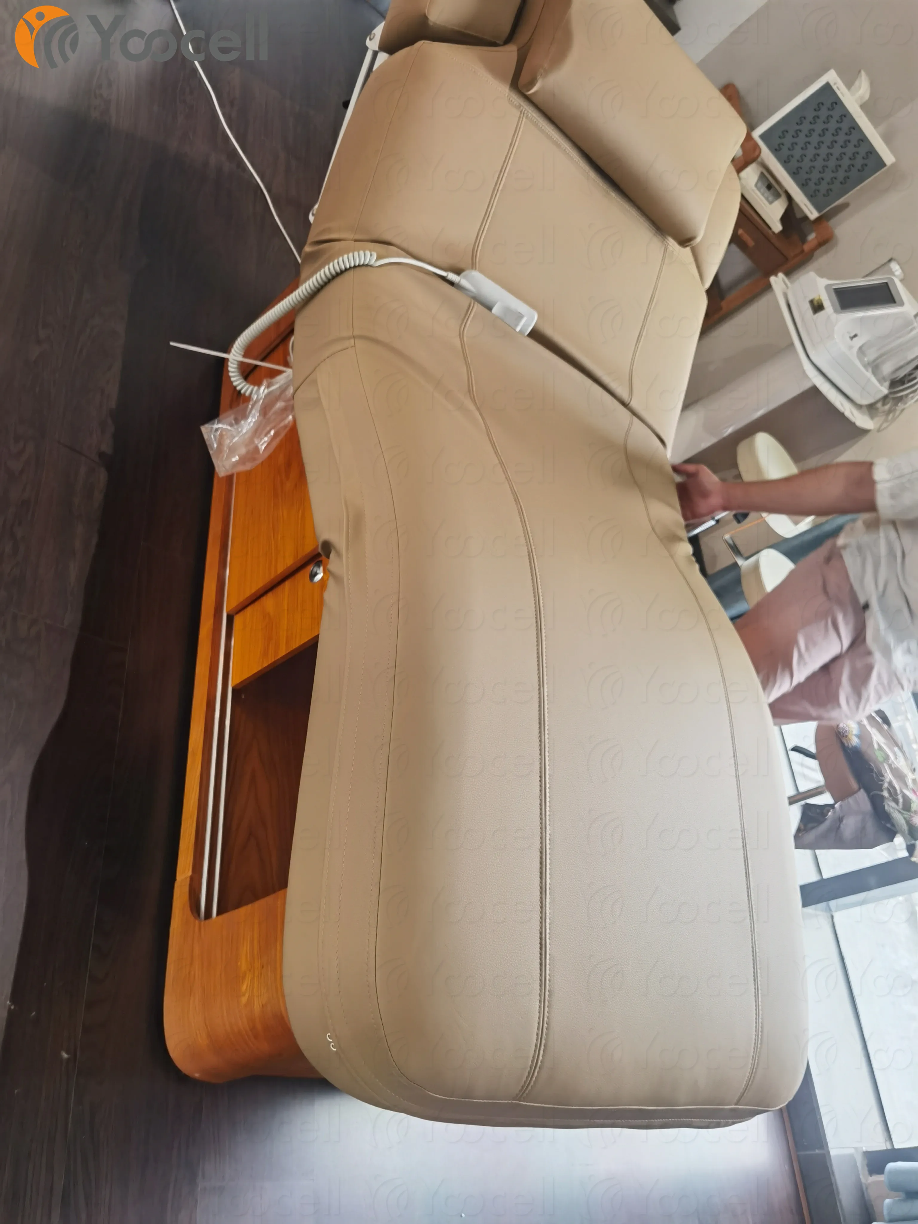 
Yoocell Elegant good quality electric massage table beauty facial bed wood color temperature adjustable luxury style 