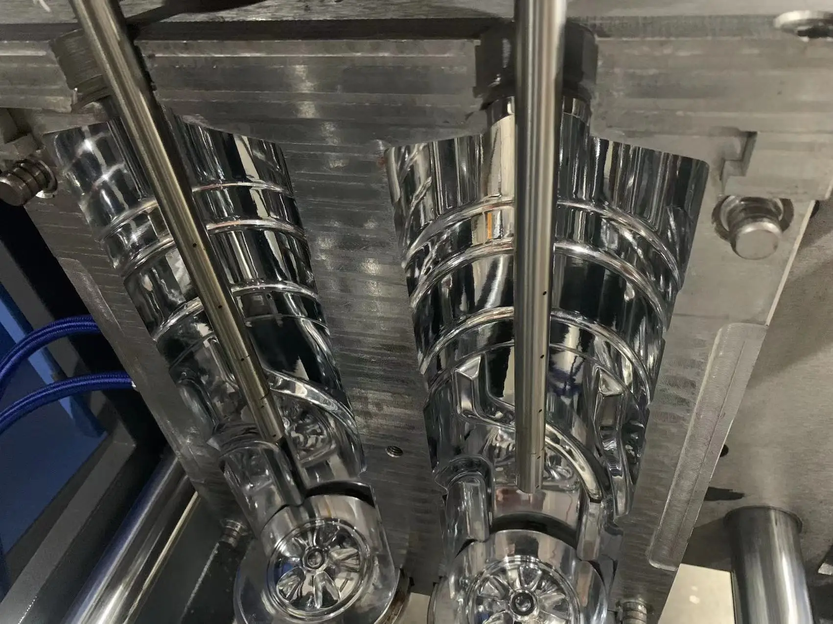 2 cavity high temperature resistant water bottle  semi blowing machine  mold auxiliary machine