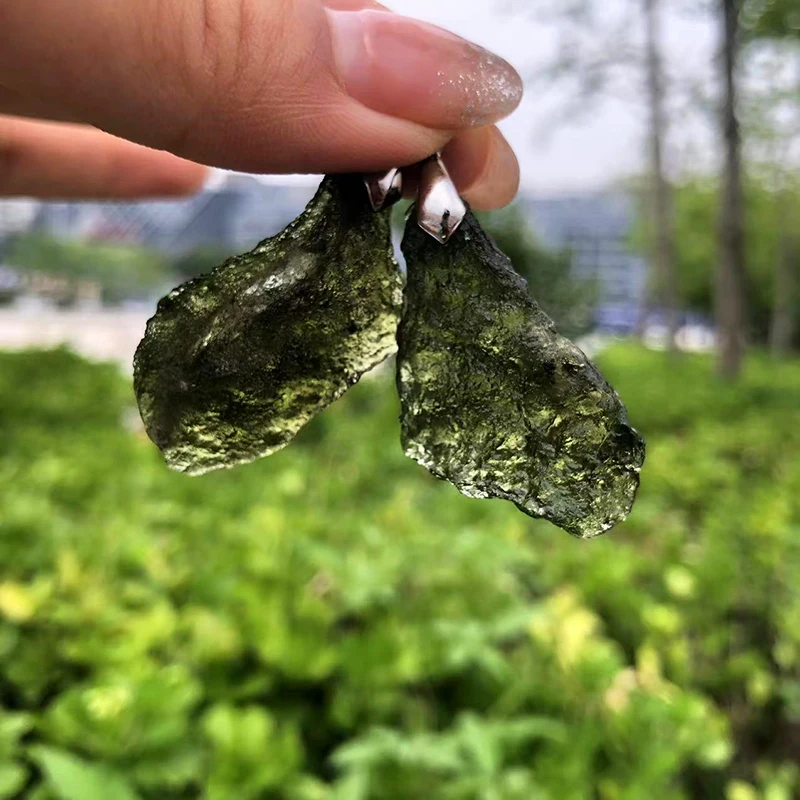 Wholesale bulk gemstone irregular stone crystal moldavite green rough stones for pendant