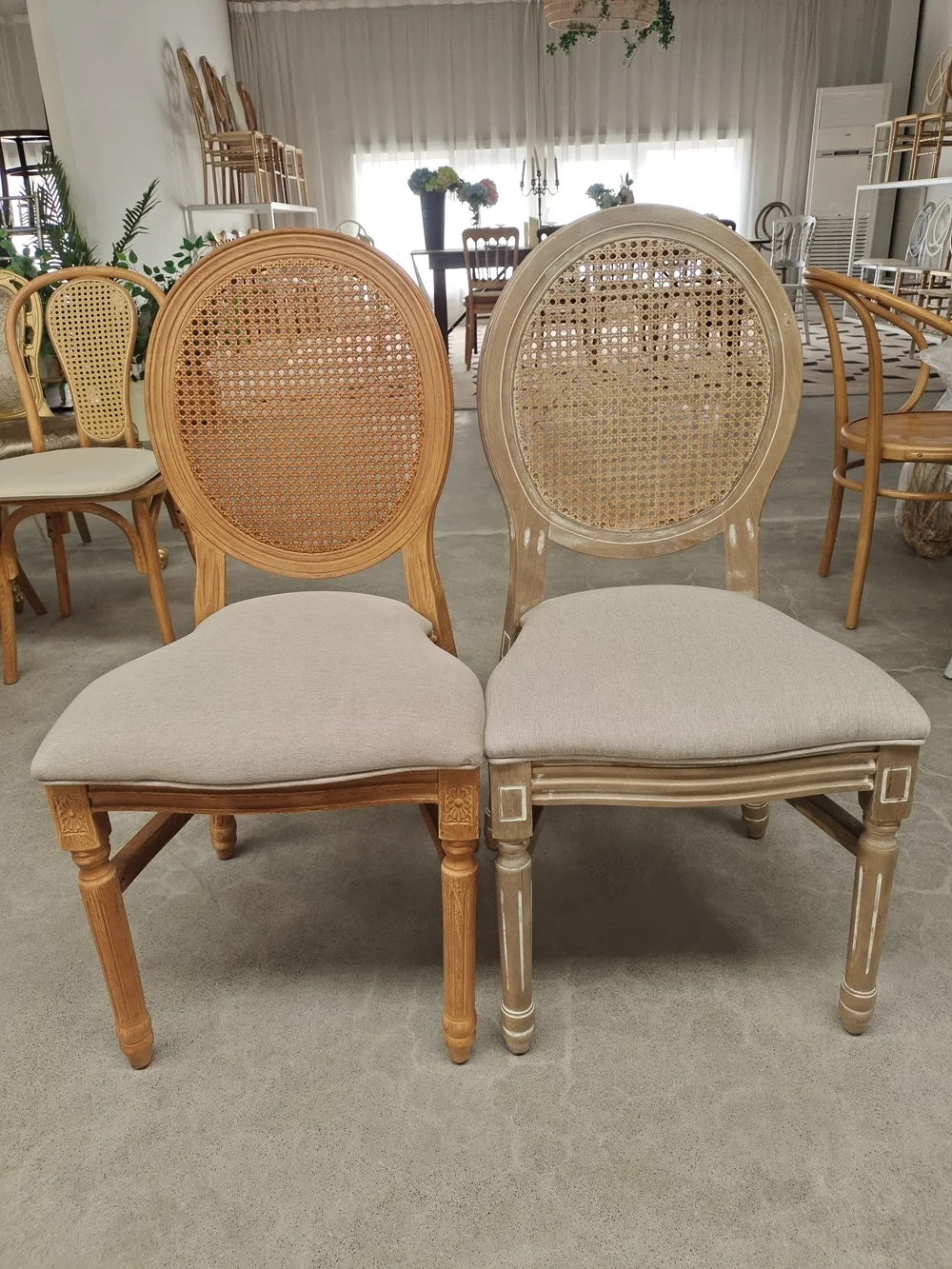 Factory Manufacturer PP Resin Plastic and Wood Texture Royal King Wedding Dining Banquet Chair