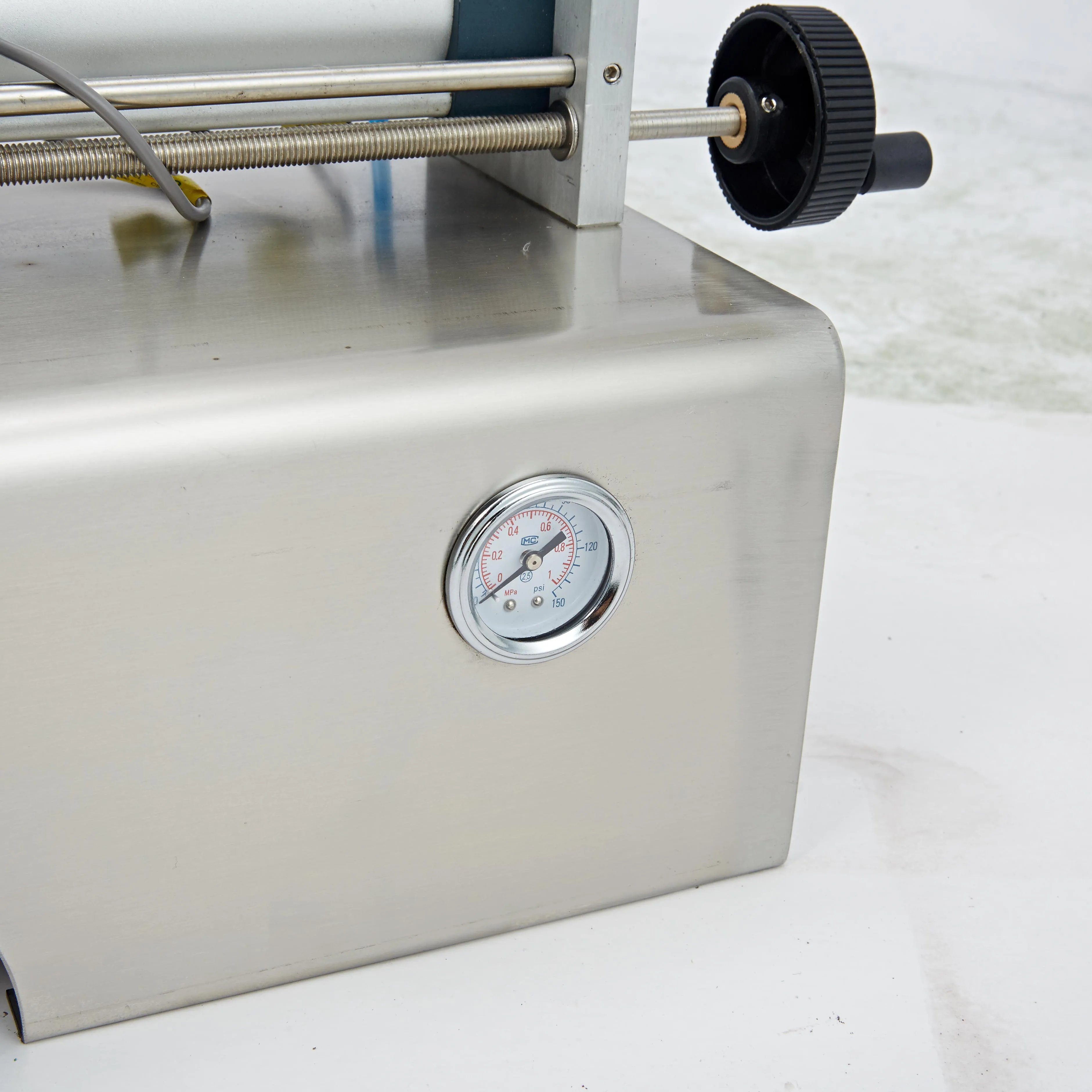 Small semi-automaticCheap Price Semi-automatic Cosmetic Cream Lotion face cream shampoo Filling Machine