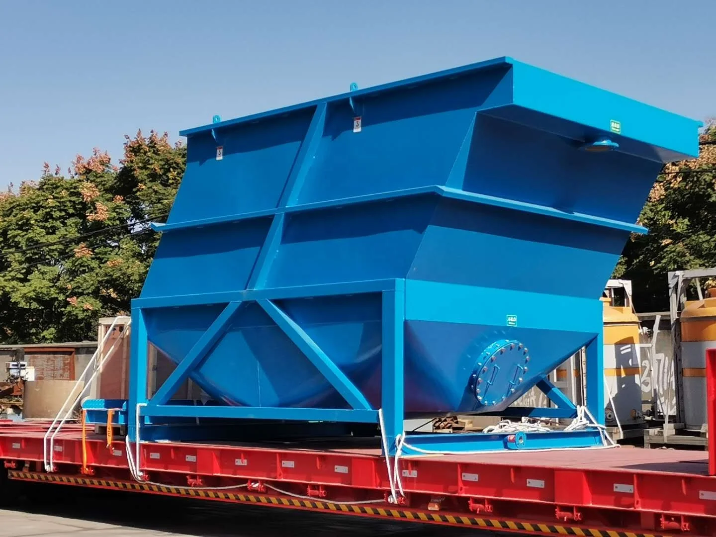 Lamella separator for industrial waste water separation