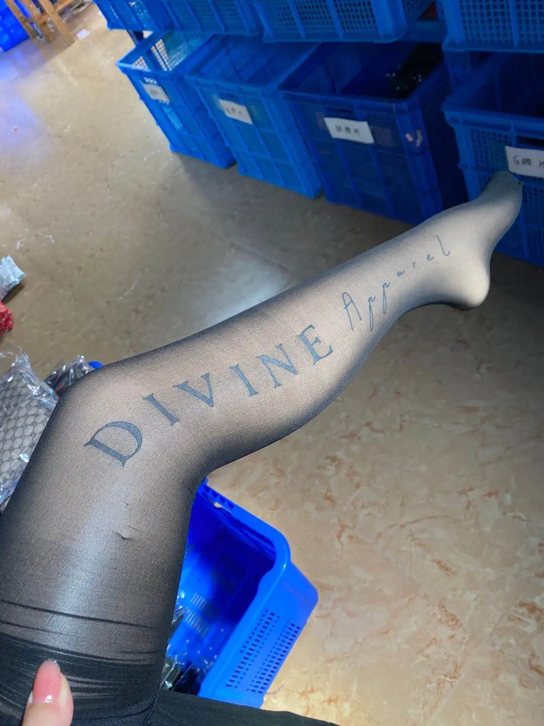 Черный логотип бренда с буквенным принтом ошейник украшенный фальшивыми алмазами, блестящая татуировка с буквенным принтом тонкие шелковые колготки предназначен колготки