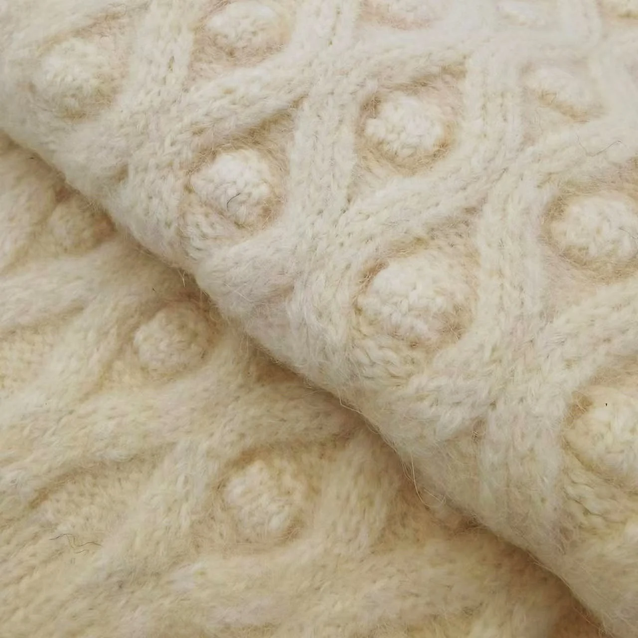 Thick Soft Air Yarn NM 4.4/1 51% Acrylic 49% Nylon for Hand knitting and Flat Knitting Winter Sweater