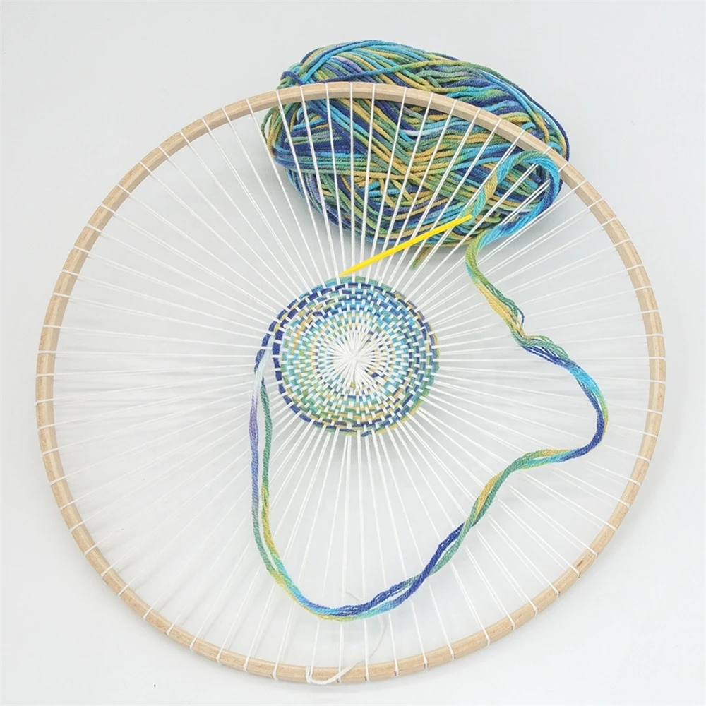 Weaving loom round with slots Yarns kit