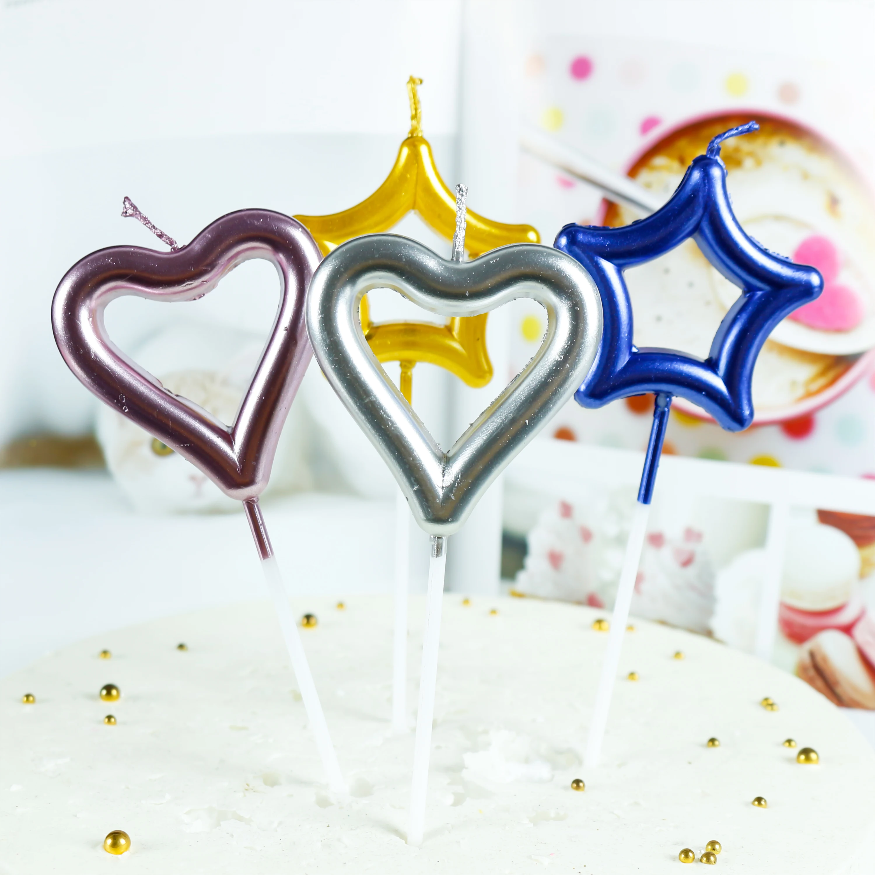 Производители продают свечи для Дня Святого Валентина с рисунком