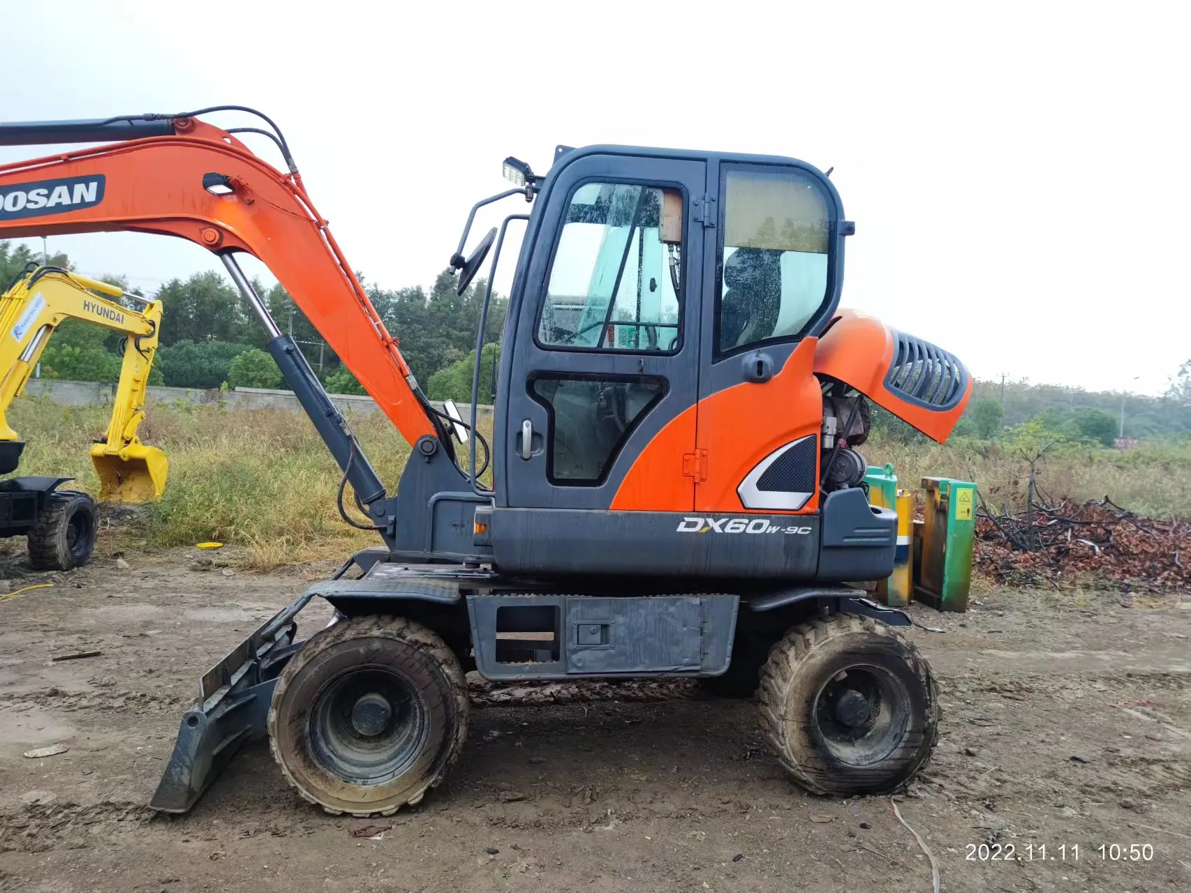 Used Doosan DX60W Wheel Excavator For Sale low price and good quality in good condition