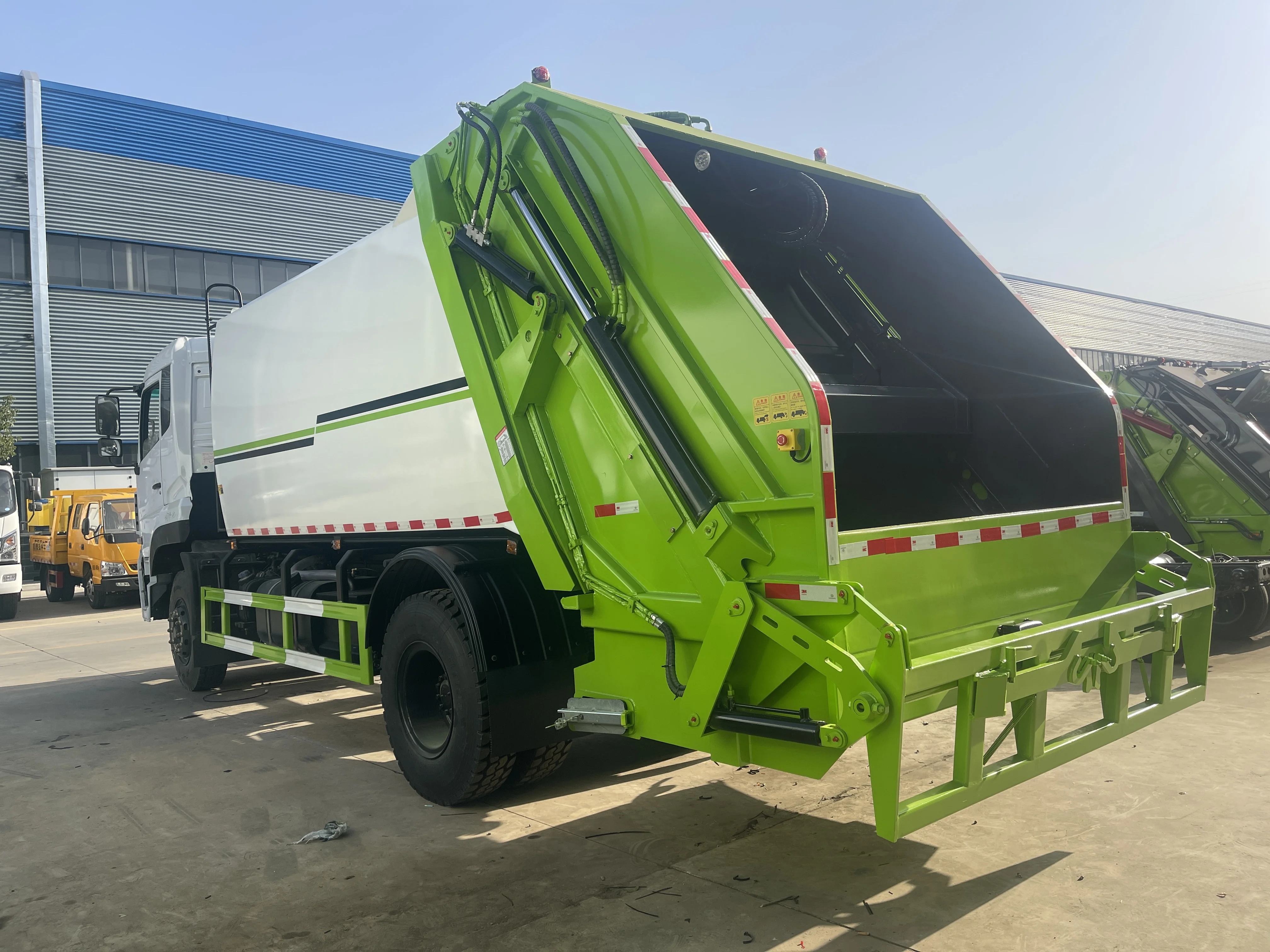 China Brand 4X2 Compressed Refuese Garbage Rubbish Transport Recycle Truck Garbage Compactor Truck