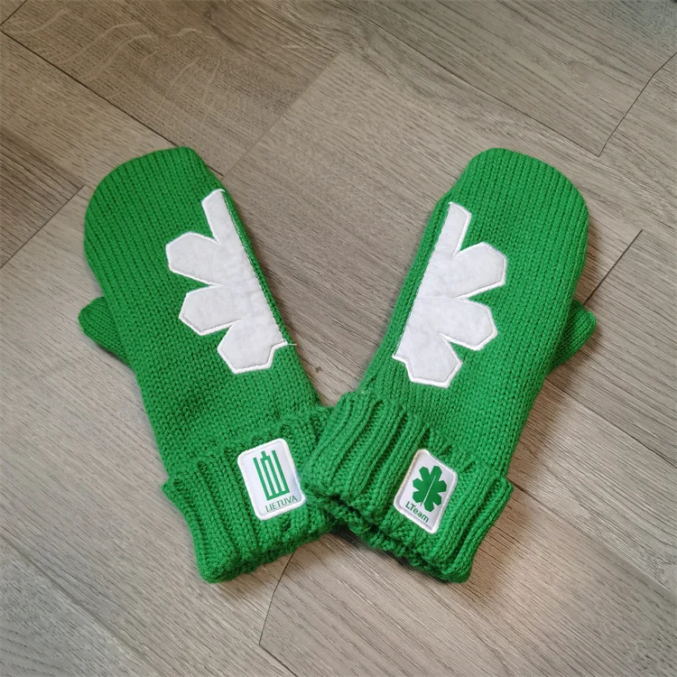 China manufacturer OEM  women winter wool hand knitted snowflake mittens gloves
