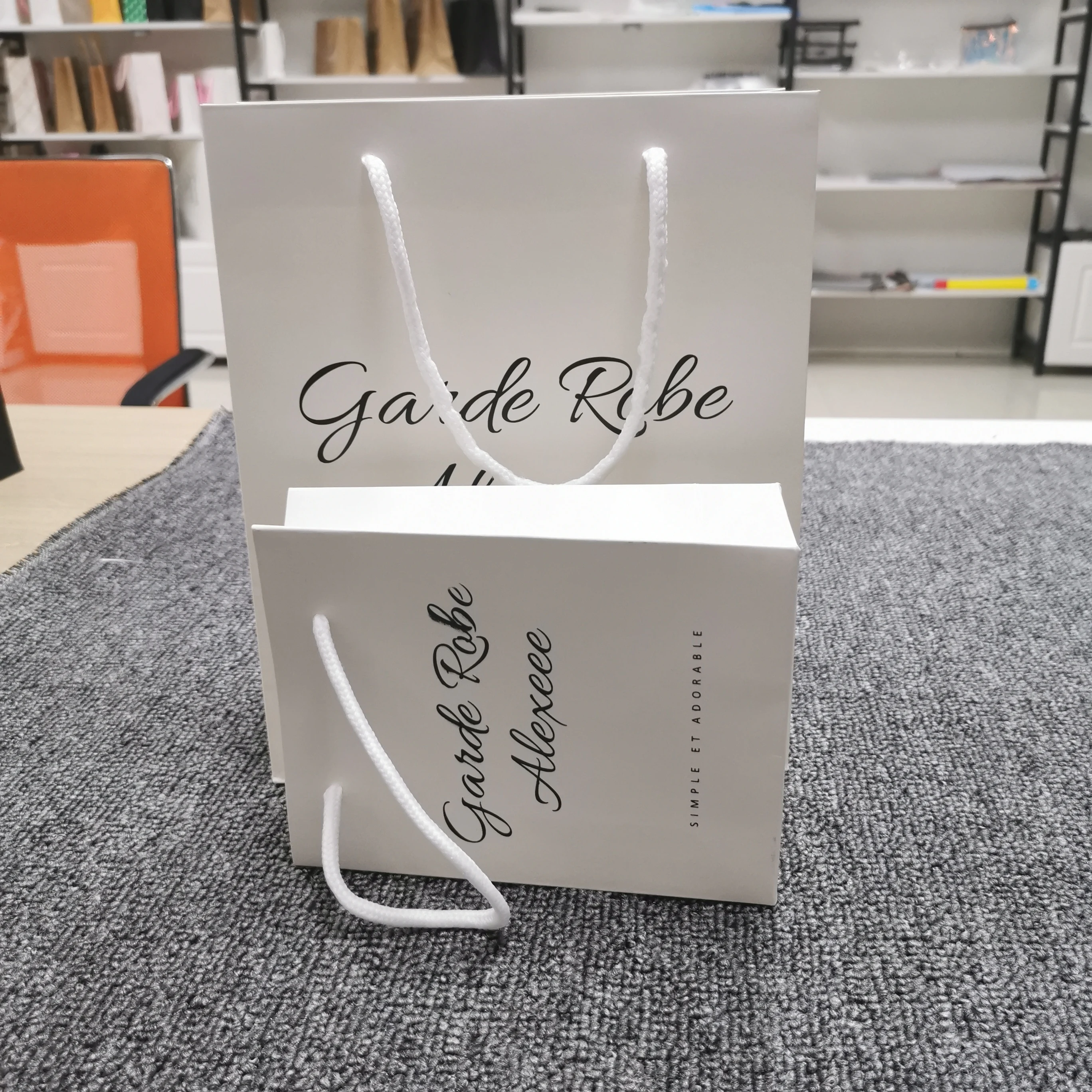 Custom luxury recycled white card paper shopping bag for packaging gift with rope handle