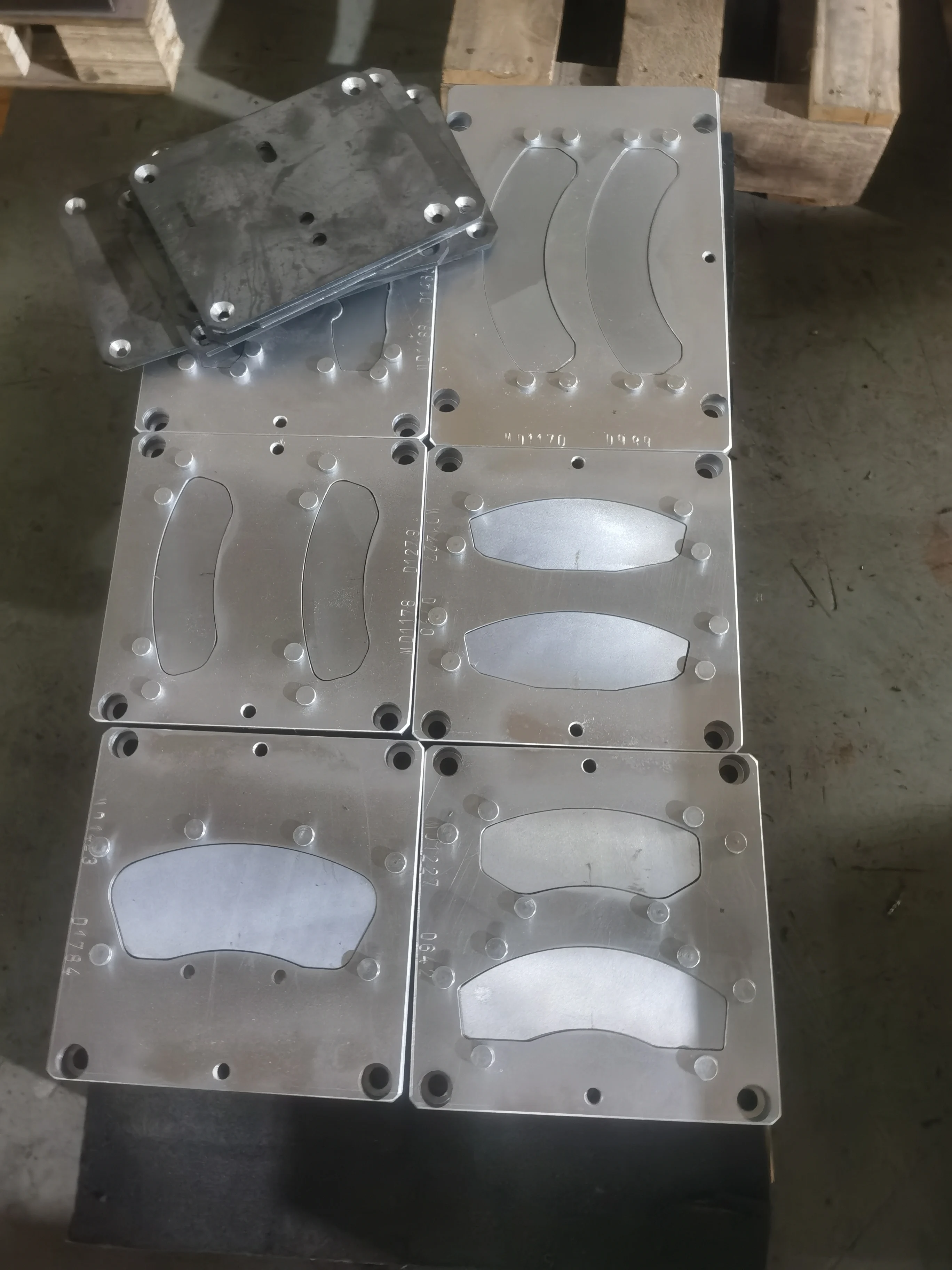Brake pad mold factory single-cylinder single-cavity press with density pressed brake pad mold High mold hardness and long life