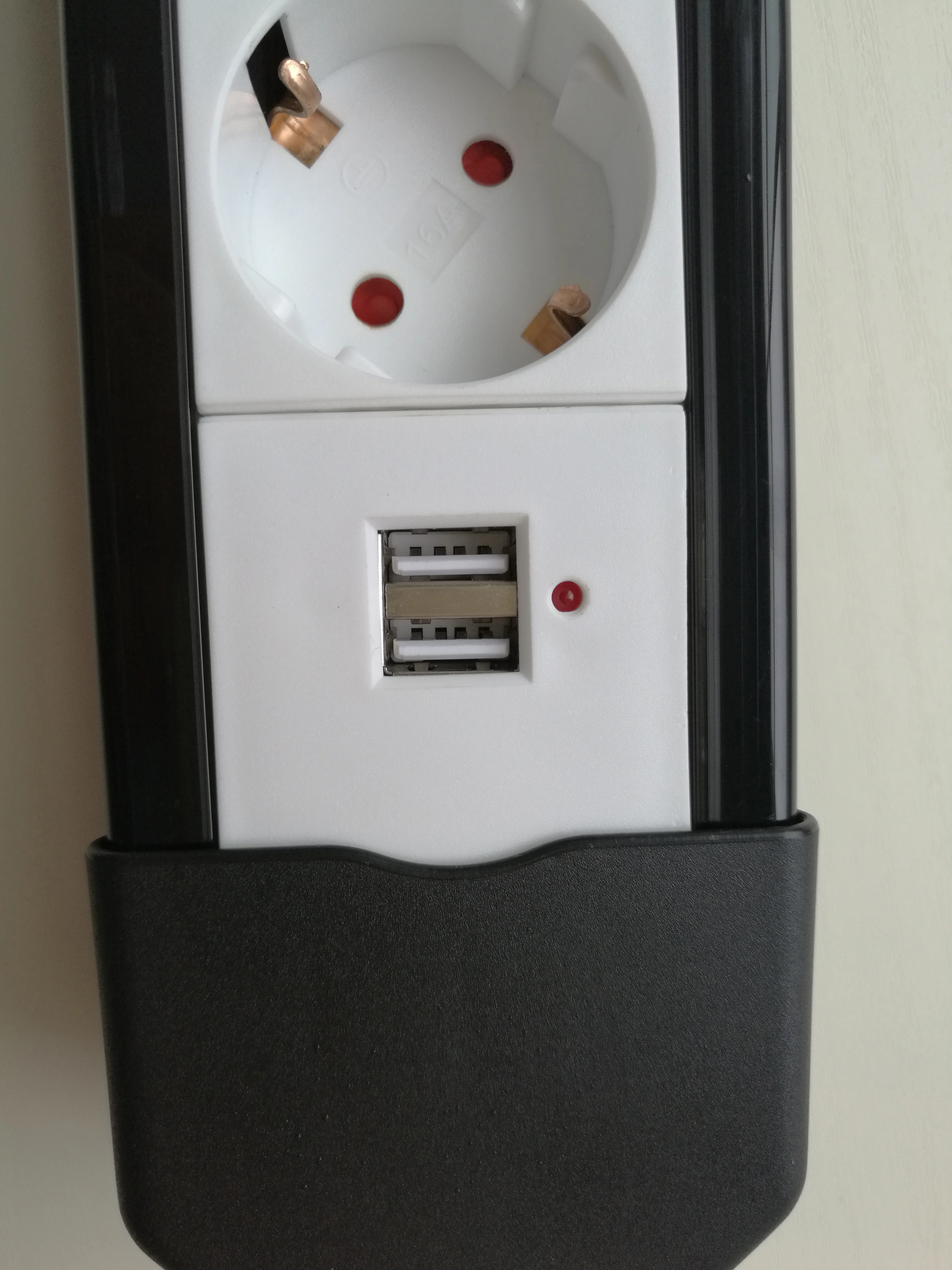 German EU 4 Outlets with Usb Power Extension Cord with Surge Protector Overload Protector Power Strip 16A Extension Socket White