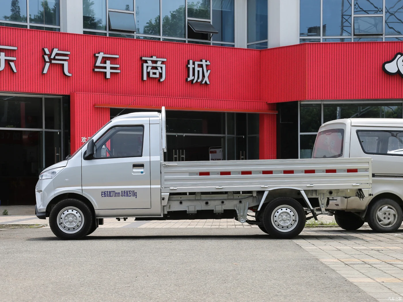 Chinese Wuling 4X2 LHD 2.5T LFP Battery 41.86kWh Endurance 300km Chinese Ev Truck Electric Mini Truck