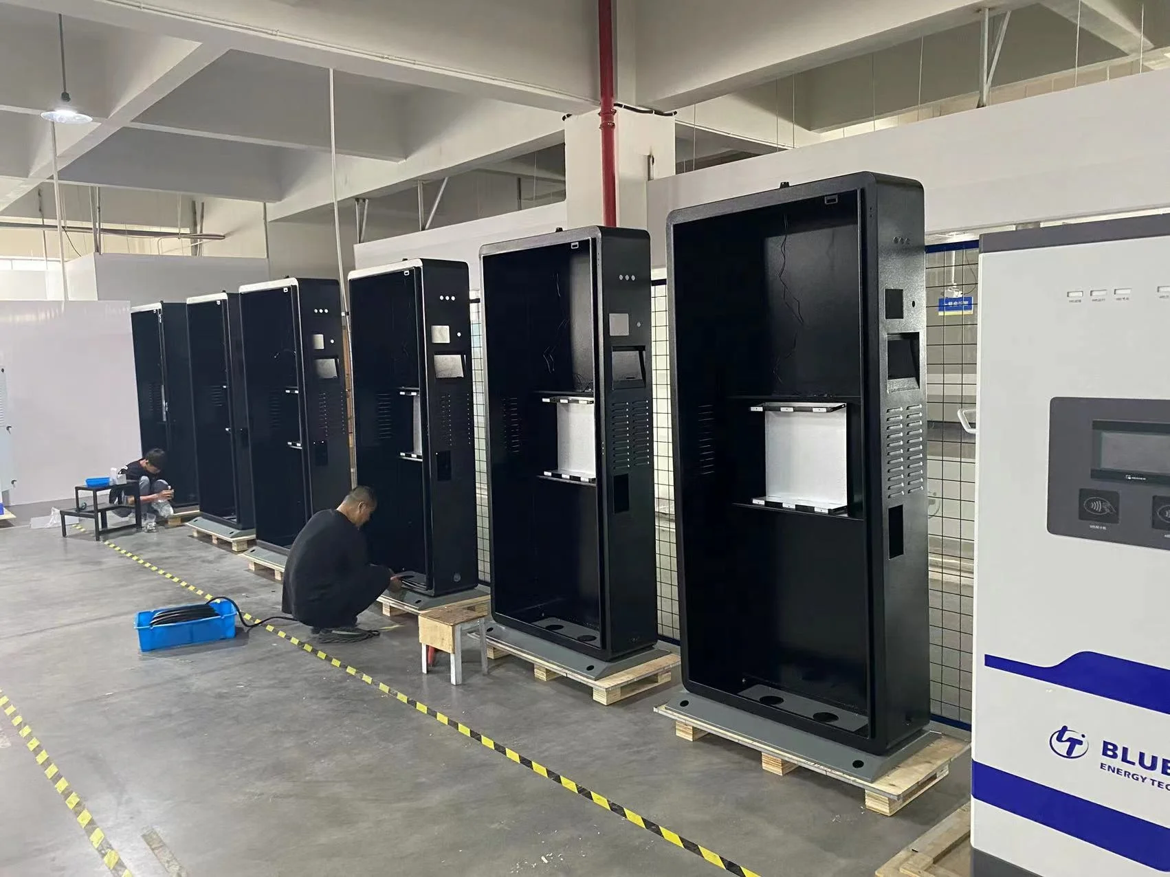 Bluesky 120KW DC EV Charger CCS 1 2 Chademo Ocpp 1.6 J CE Tuv OEM Electric Car Charging Station EV Charger 55 inch media Player