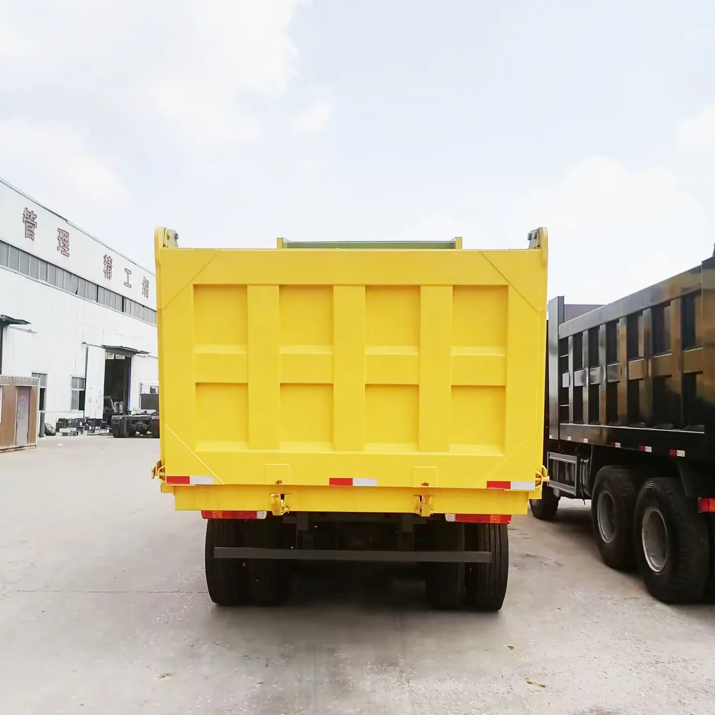 Heavy Duty Sinotruck Howo 6X4 10 Wheeler Dump Truck Price