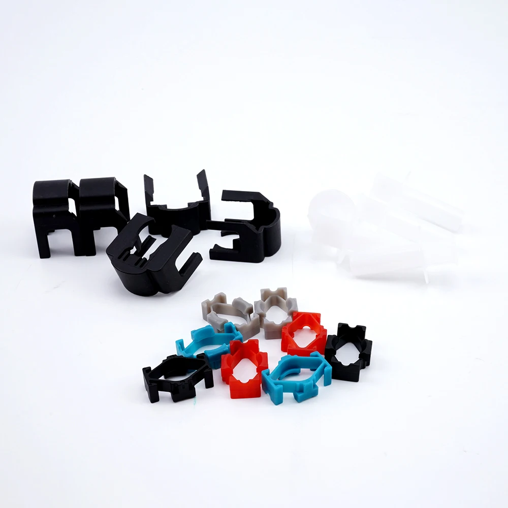 Self-locking buckle of a variety of automobile pipe joint dust cover quick connector