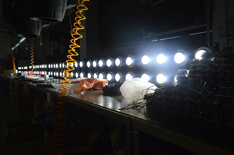 Very pretty outline 400w LED audience blinder light 100Wx4 LED blinder light