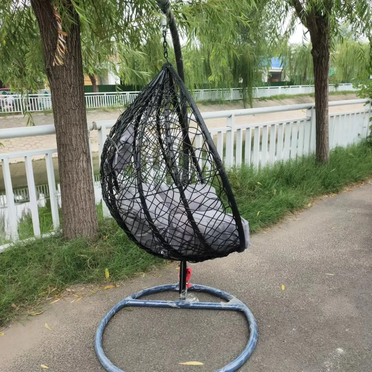 Beautiful single seat swing chair cheap hanging egg chairs for garden patio swings hanger