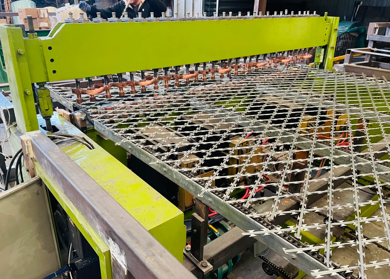 razor barbed machine 8.png