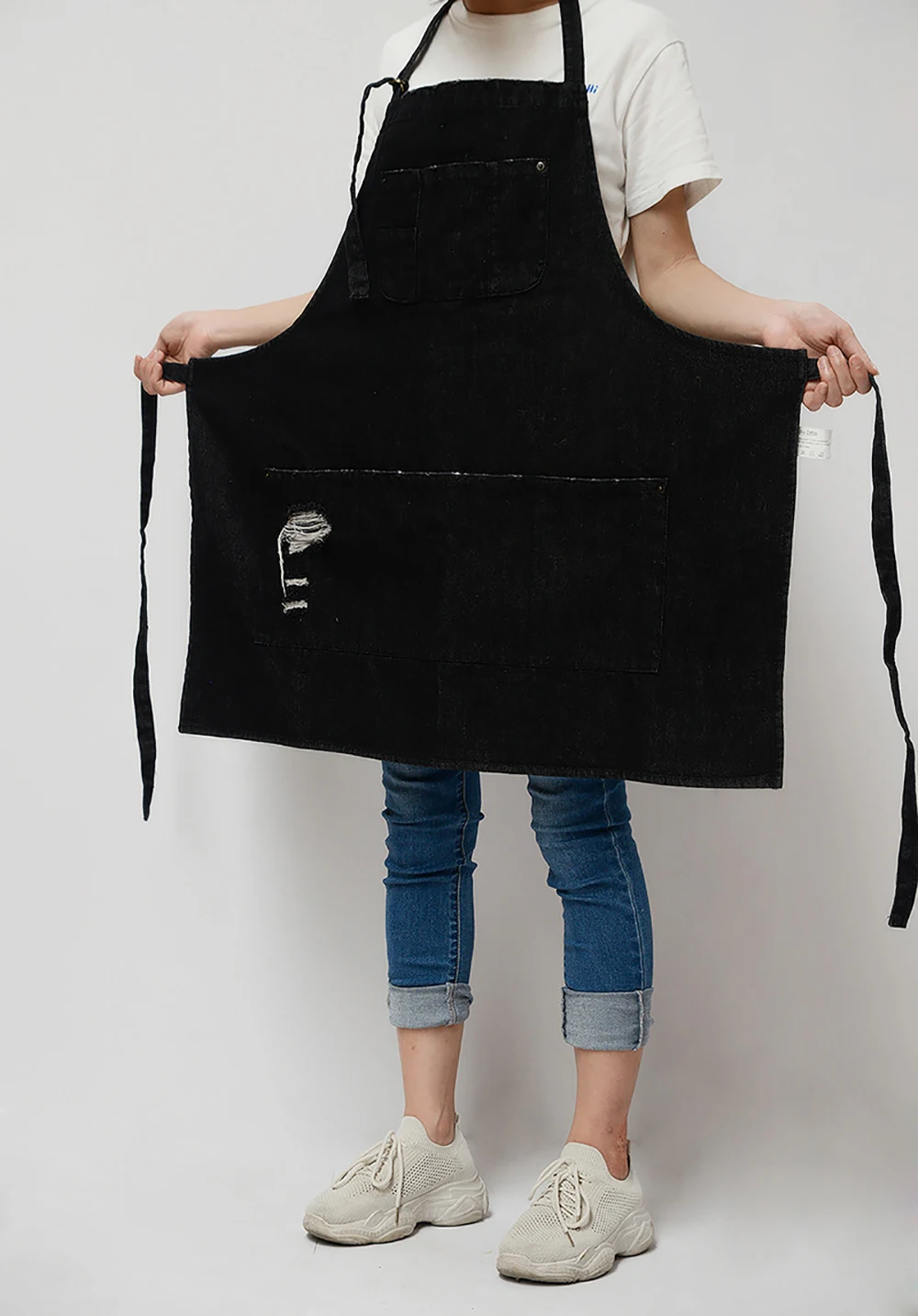 
Wholesale Korea Style Personality Denim Apron Office Studio Gourmet Waiter Apron With Pocket 