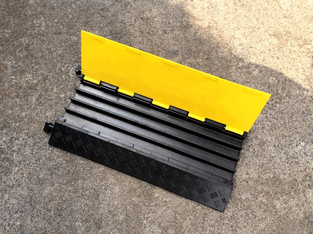 900*500*55mm Wholesale Custom OEM Yellow Black Speed Bump Car Cover 4 Channel Cable Protector