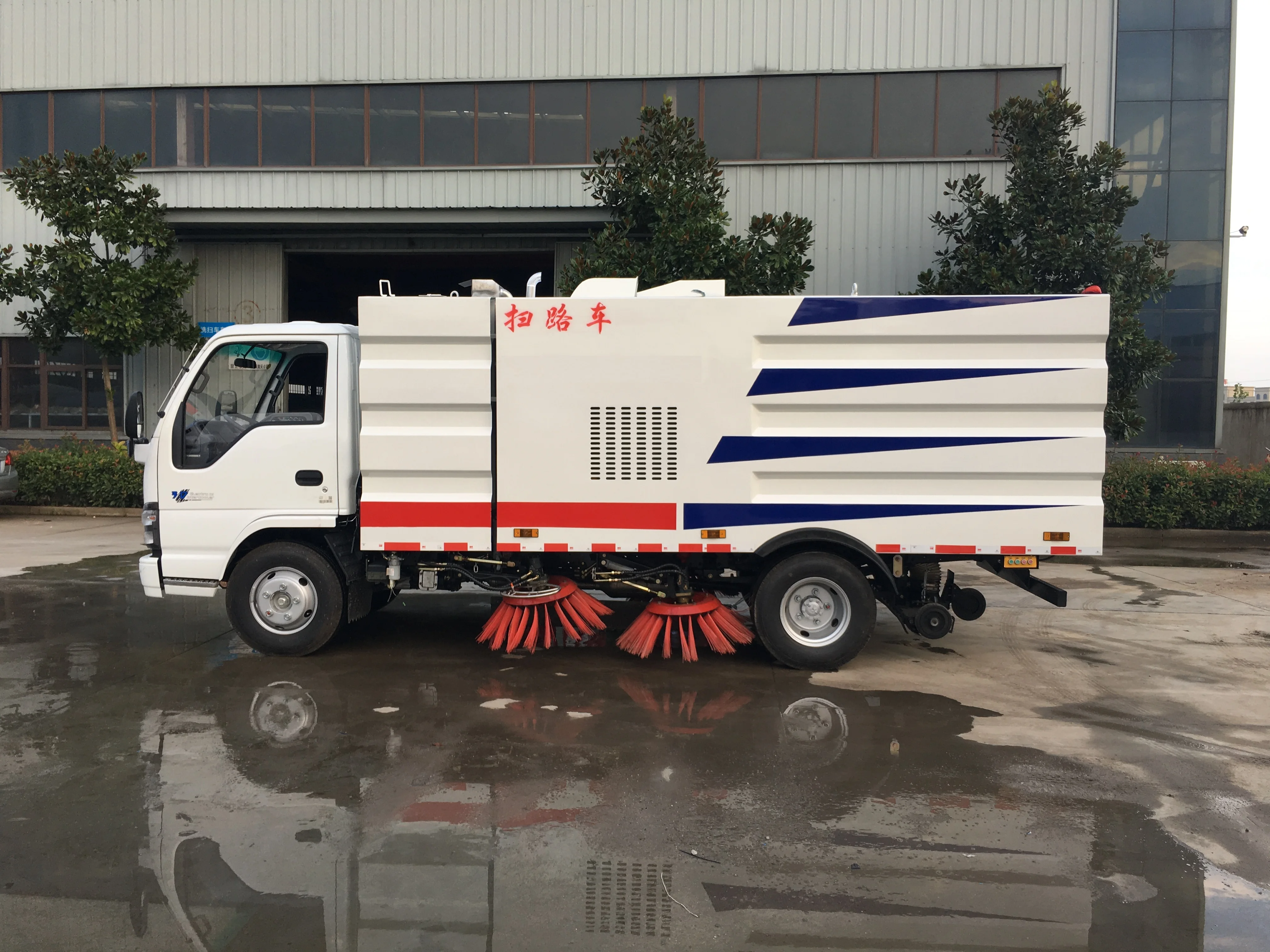 High performance Japan brand 6 wheel diesel street sweeping road sweeper truck for sale