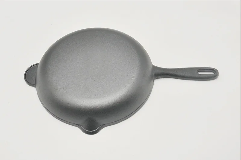 Pre-flavored vegetable oil coated black round cast iron skillet outdoor safe 26cm non-stick skillet