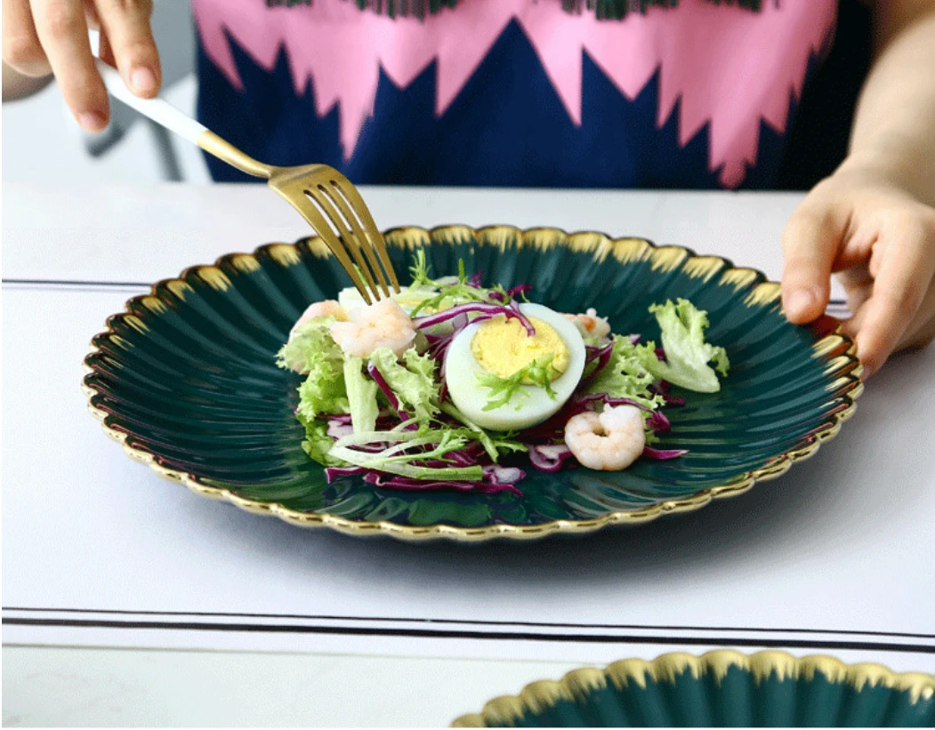 Wholesale Noridc Style Luxury Green Restaurant Porcelain Vaisselle Set With Gold Rim