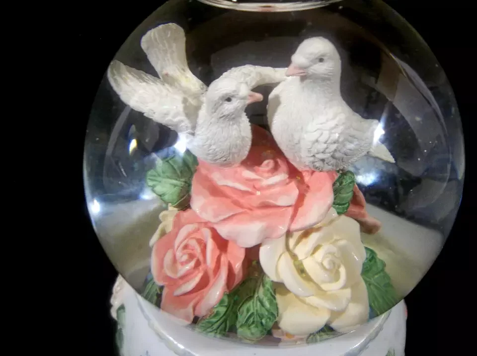 Peace Symbol Music Box Glitter Doves Water Globe Handmade Resin Beautiful Rose Pigeon Romantic Glass Snow Globe Wedding Gift