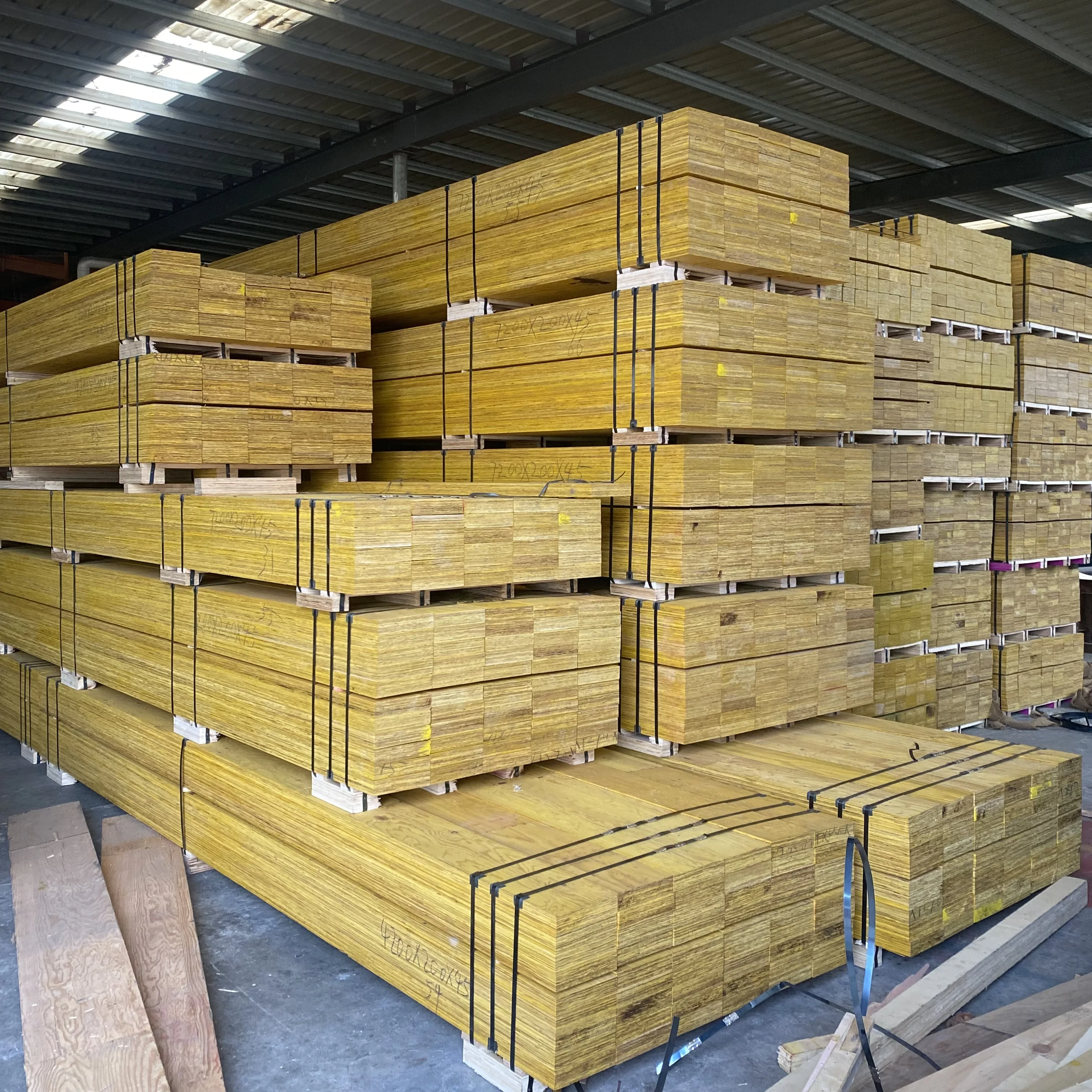 Plywood type Chinese Suppliers yeluwood pine LVL glulam beams wooden laminated beams for bridge house building Structural