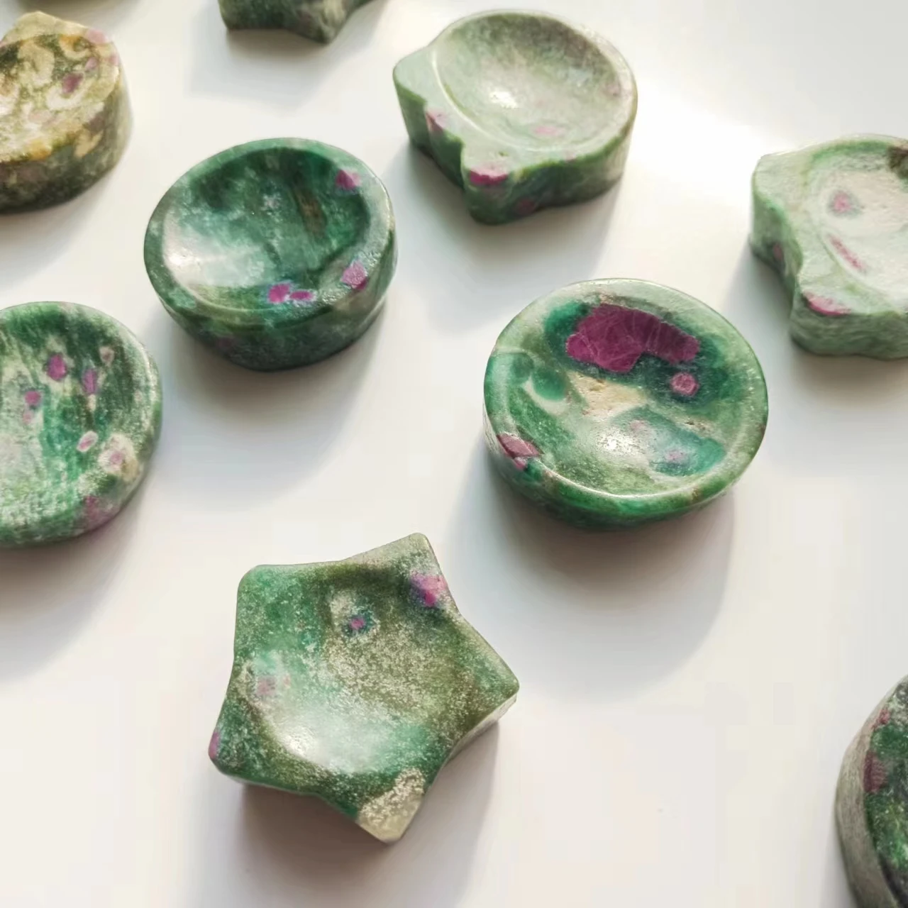 Most popular in 2023 natural crystal ruby fuchsite crystal bowl hand-carved polished gem crafts home demagnetizing ashtray