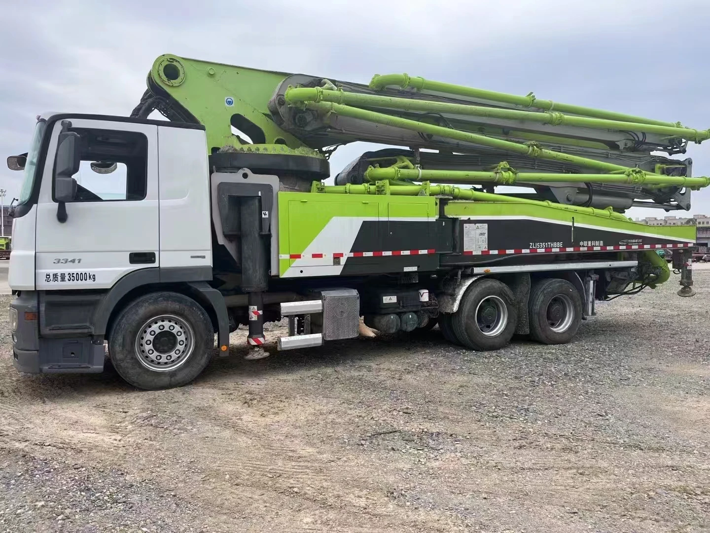 Stock used 19 years Zoomlion Mercedes Benz 52 meters used high productivity 180M3/H concrete pump trucks
