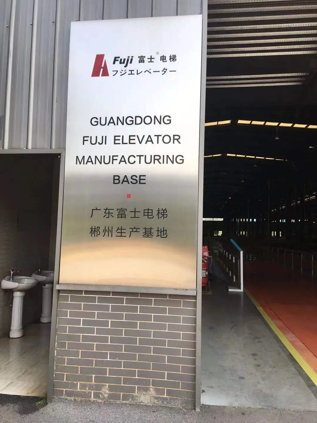 1500mm Warehouse Freight 3phase AC380V Cargo Elevator 0.5m/s Stainless Steel 304 Lift