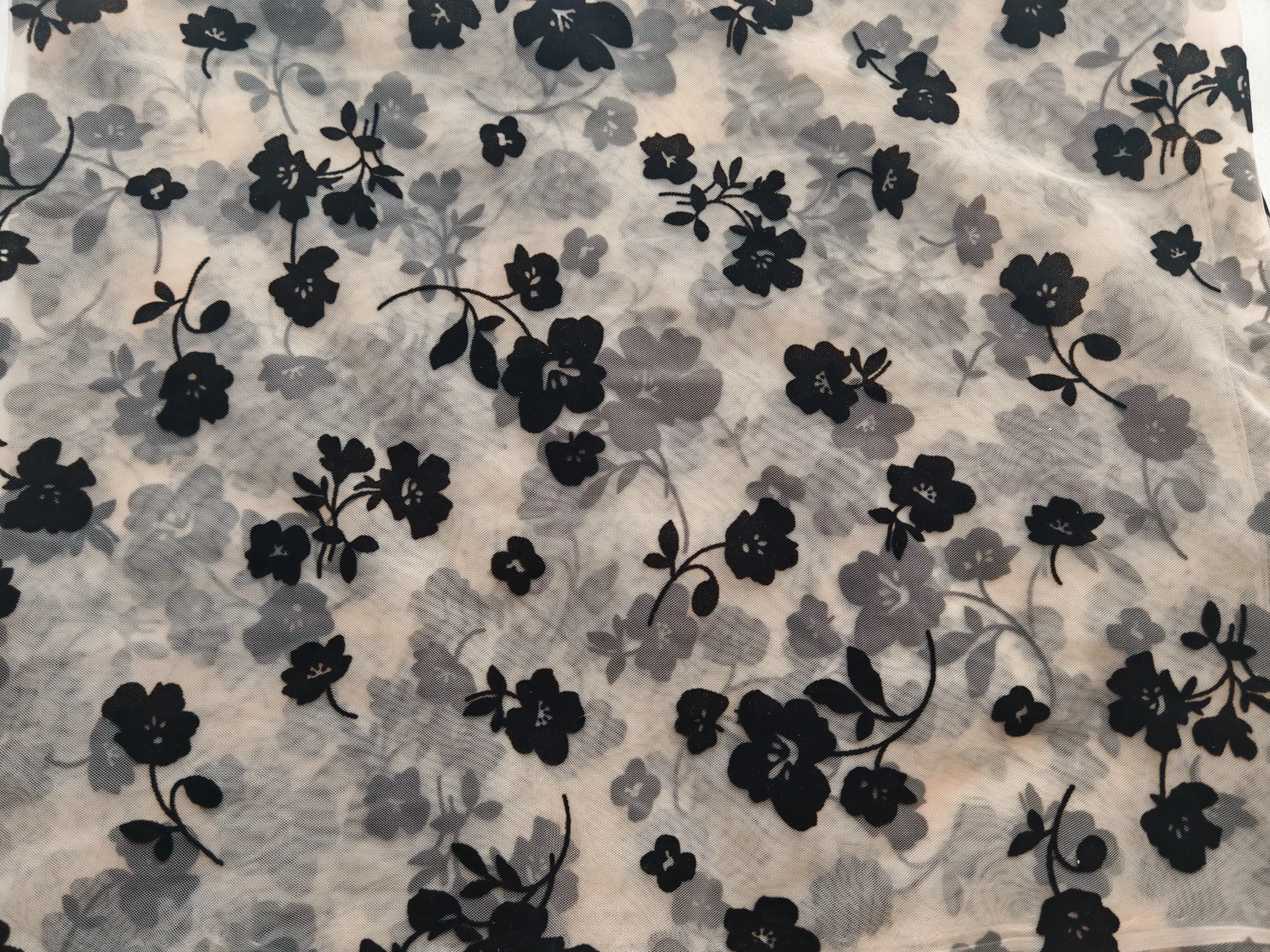 Оптовая продажа новая 100% полиэфирная Тюлевая сетчатая ткань с принтом в виде сердца трикотажная для повседневной юбки пряжа тканый узор