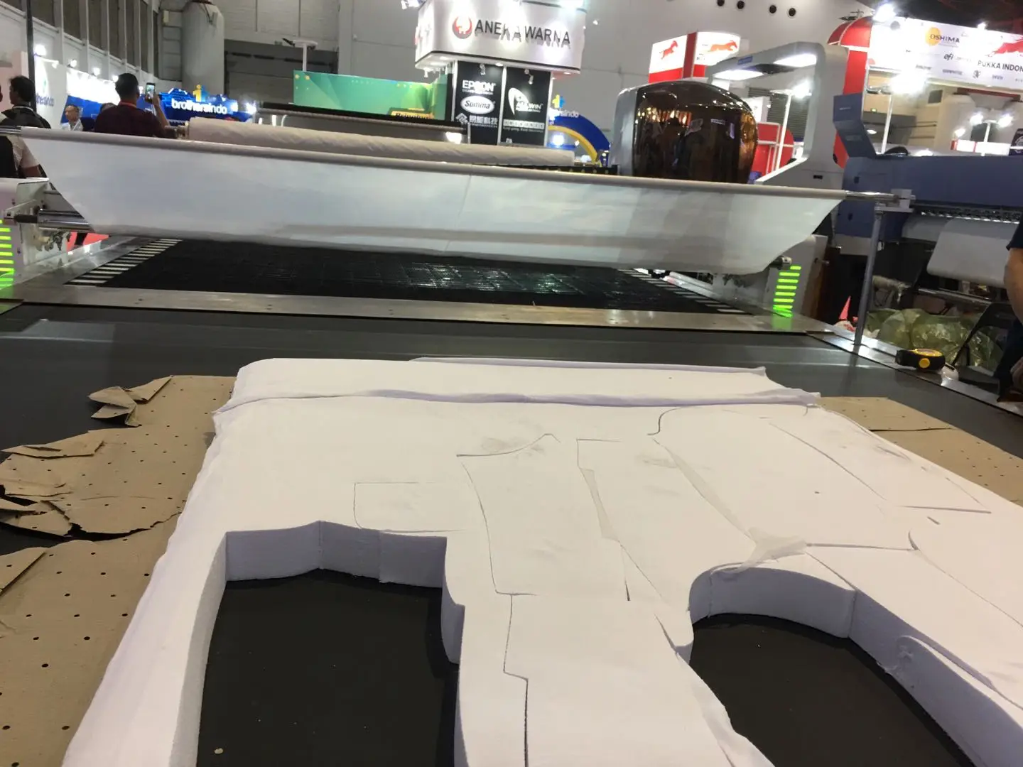 Auto Garment Mass Production Cutting Machine for School Uniforms Workwear Sportswear Yoga Clothing