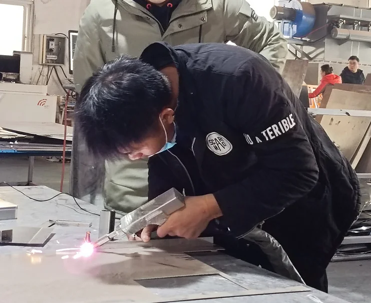 Ejon Hot Sale 1000W-2000W Hand-held Fiber Laser Welding Machine for Metal Pipe