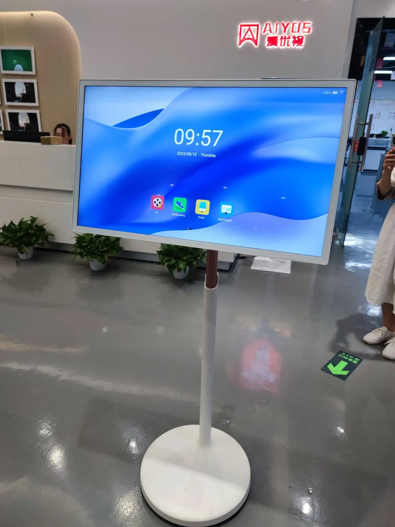 Aiyos 27 32 Inch Smart Screen Touch Screen Portable Monitor Movable Rechargeable LCD Smart TV Display