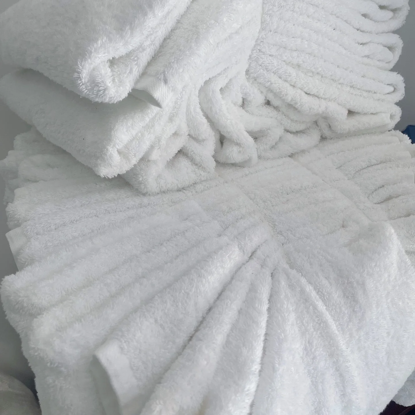 Чистые белые дешевые тряпки для мытья банных полотенец из 100%