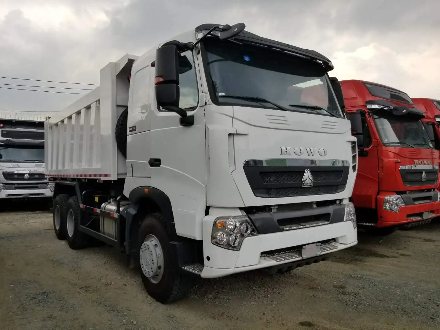 Sinotruck Dump 8X4 6X4  6X6 25 30 50 Toneladas Tipper Truck Tractor Head 12 10 Wheels Dump Truck Camion De La Basura