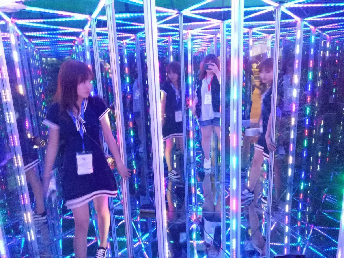 Factory Custom Indoor Mirror Maze Park for Children Durable Fiberglass Plastic Silicone Material,New Generation Mirror Maze
