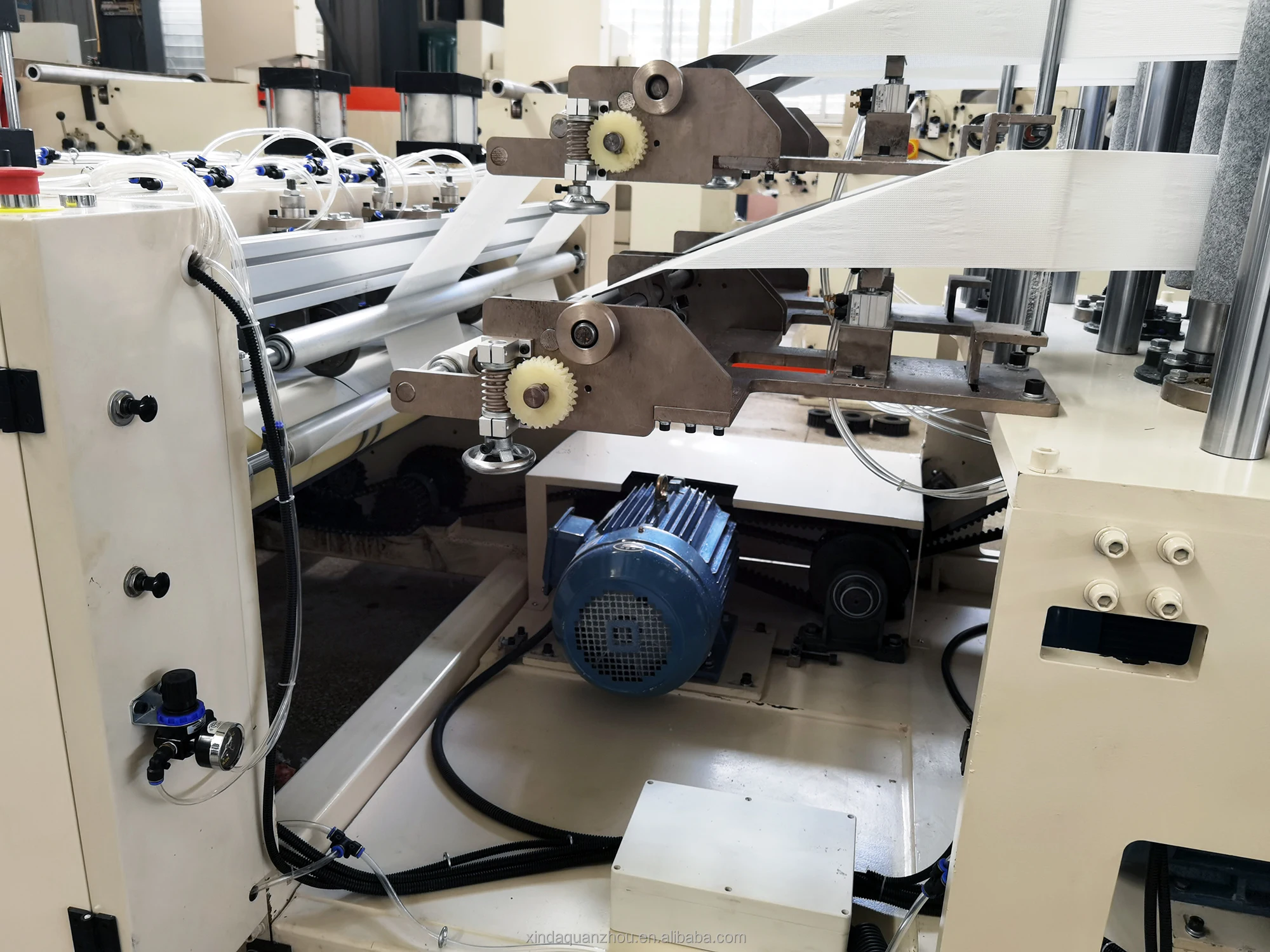 1/4  1/2 1/8 Shape Folding Table Serviette Tissue Paper Napkin Making Machine