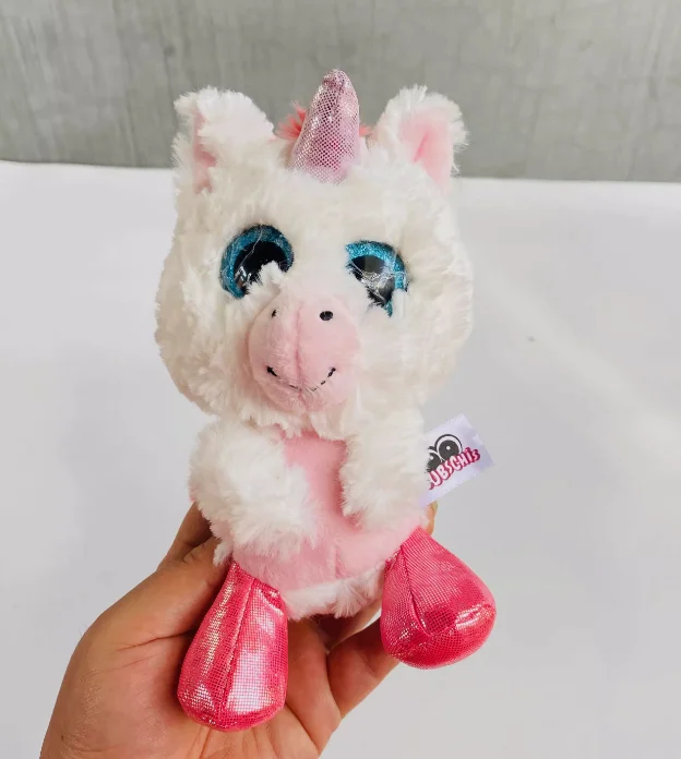 Nici плюшевая игрушка с большими глазами оленя кролика милая летучая мышь единорог рука хватая кукла